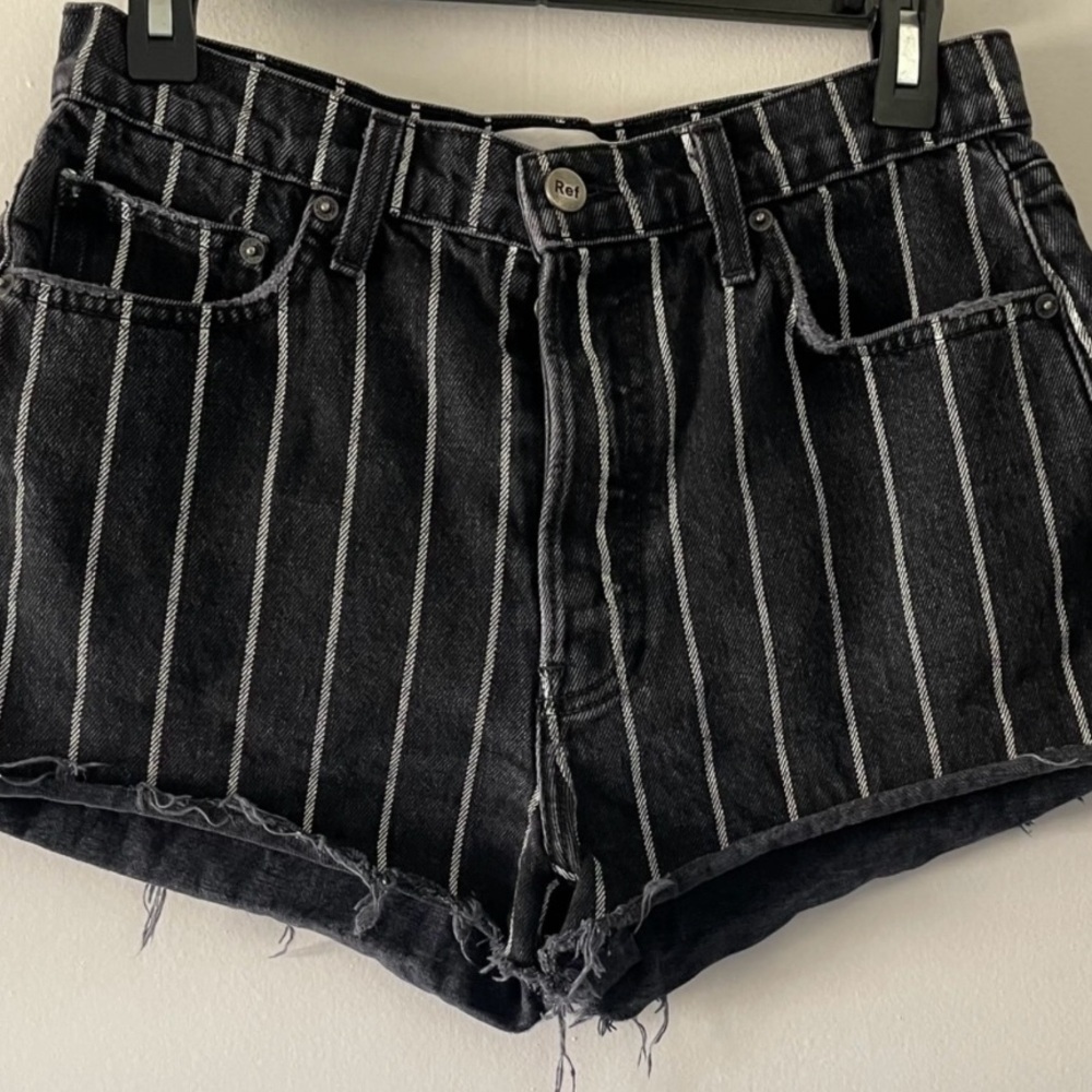 Reformation Dixie short black with white stripes.
Size 25 - Picture 4 of 8